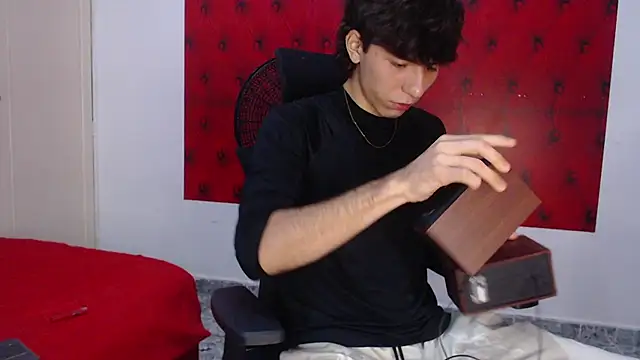 Snapshot of Bryant_Connor chatting on 12-23-25, 03:15 Bryant Connor online show from 12-23-25, 03:15