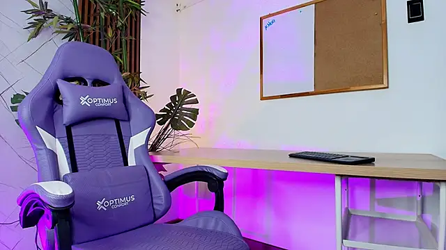 Chloejonson online show from 12-15-25, 04:06