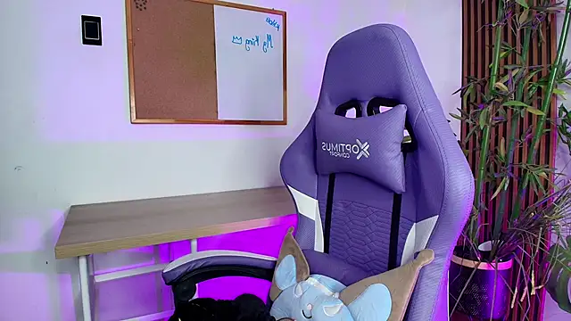 Chloejonson online show from 12-19-25, 04:19