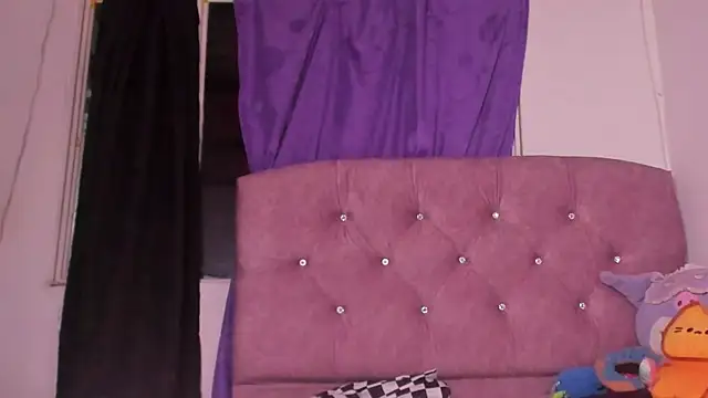 Snapshot of amy__a chatting on 12-18-25, 05:24 amy a online show from 12-18-25, 05:24