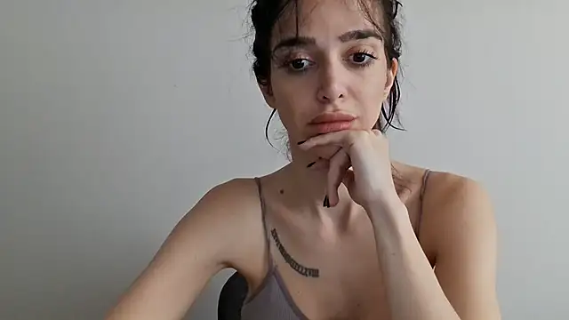 Snapshot of gloriyapg chatting on 12-14-25, 10:42 gloriyapg online show from 12-14-25, 10:42