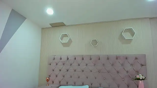 Snapshot of ZarinaWynne chatting on 05-18-26, 02:23 ZarinaWynne online show from 05-18-26, 02:23