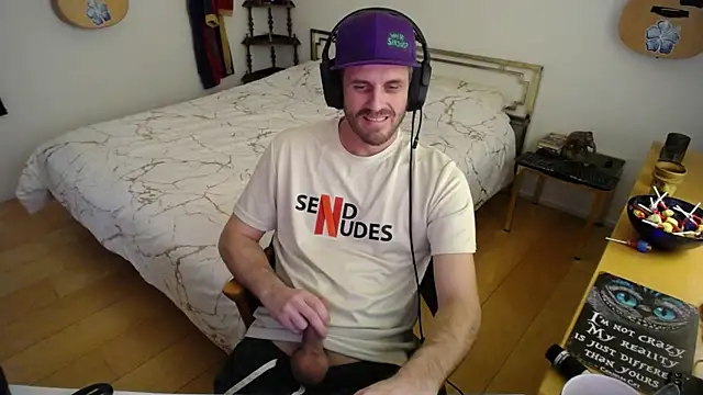 Snapshot of skatejocke chatting on 11-19-25, 09:31 skatejocke online show from 11-19-25, 09:31