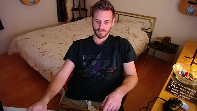 Snapshot of skatejocke chatting on 11-30-25, 01:37 skatejocke online show from 11-30-25, 01:37