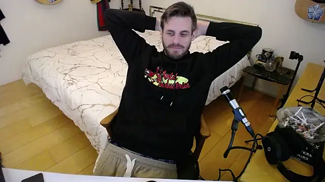 Snapshot of skatejocke chatting on 12-04-25, 11:30 skatejocke online show from 12-04-25, 11:30