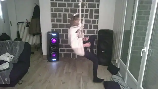 Snapshot of samia42 chatting on 12-14-25, 11:09 samia42 online show from 12-14-25, 11:09