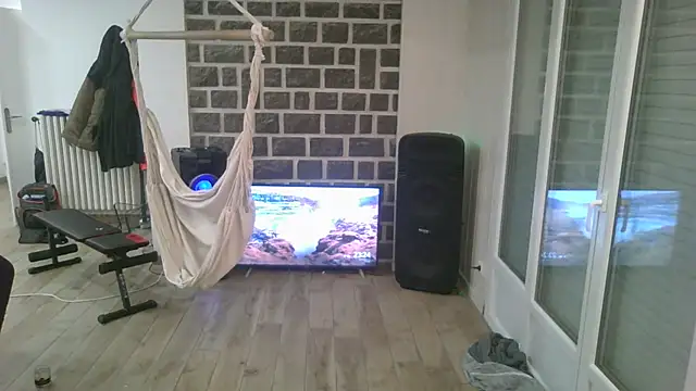 Snapshot of samia42 chatting on 12-15-25, 10:25 samia42 online show from 12-15-25, 10:25