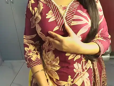 Snapshot of SIMRAN_DHILON chatting on 11-08-25, 05:18 SIMRAN DHILON online show from 11-08-25, 05:18