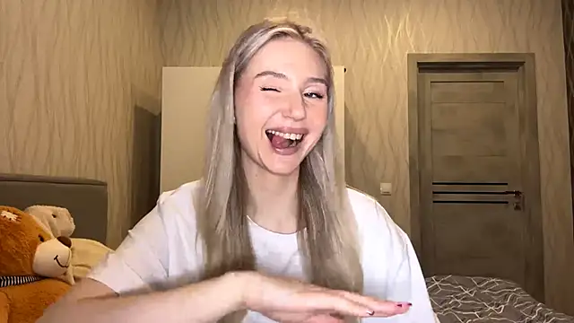 Snapshot of MoonlitCrystalia chatting on 11-08-25, 04:40 MoonlitCrystalia online show from 11-08-25, 04:40