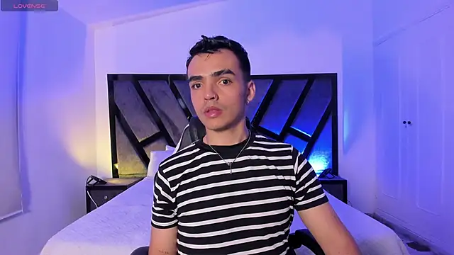 Snapshot of NicoKingg_ chatting on 12-14-25, 11:20 NicoKingg online show from 12-14-25, 11:20