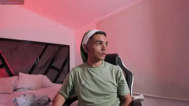 Snapshot of NicoKingg_ chatting on 12-16-25, 04:17 NicoKingg online show from 12-16-25, 04:17