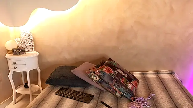 BellaRooux online show from 01-08-26, 12:29