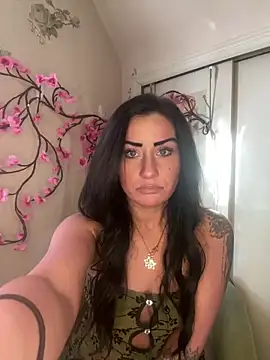 Snapshot of ValayaNoire chatting on 12-17-25, 06:36 ValayaNoire online show from 12-17-25, 06:36