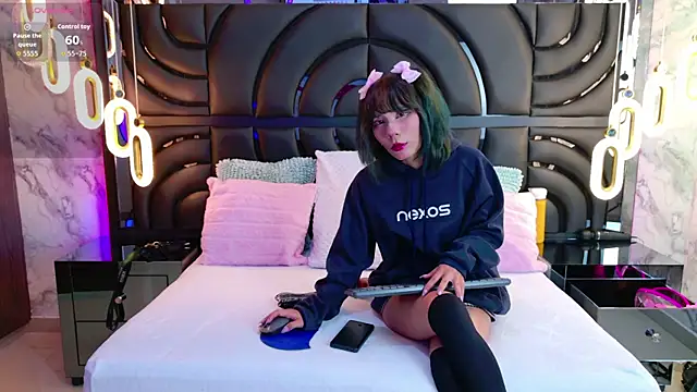 Snapshot of BunnySexyy18 chatting on 12-15-25, 07:18 BunnySexyy18 online show from 12-15-25, 07:18