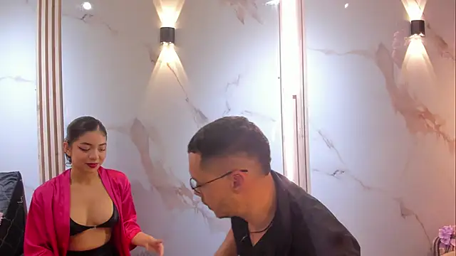 Snapshot of Aron_and_molly chatting on 11-12-25, 12:38 Aron and molly online show from 11-12-25, 12:38