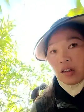 Snapshot of blonde_blg chatting on 11-25-25, 12:43 blonde blg online show from 11-25-25, 12:43