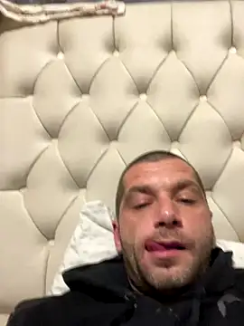 Snapshot of Kinkycouple142 chatting on 11-17-25, 07:19 Kinkycouple142 online show from 11-17-25, 07:19