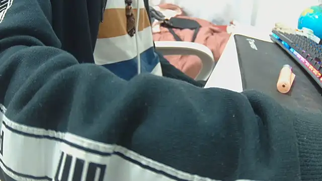 Snapshot of Calavera2001 chatting on 12-18-25, 12:38 Calavera2001 online show from 12-18-25, 12:38