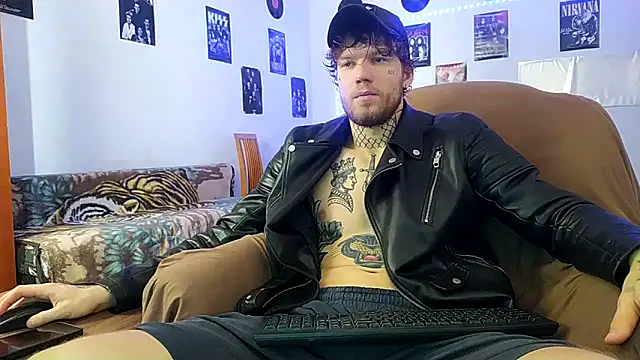 Snapshot of Huntall77 chatting on 12-16-25, 07:35 Huntall77 online show from 12-16-25, 07:35