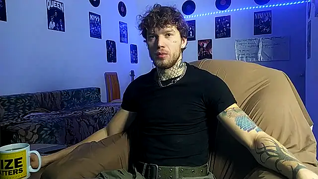 Snapshot of Huntall77 chatting on 12-17-25, 02:28 Huntall77 online show from 12-17-25, 02:28