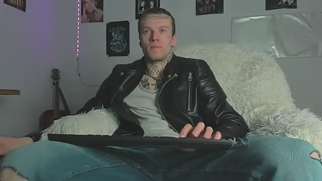 Huntall77 online show from 04-10-26, 05:23