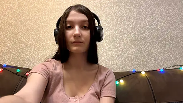 Snapshot of AurorAurora chatting on 12-16-25, 08:19 AurorAurora online show from 12-16-25, 08:19