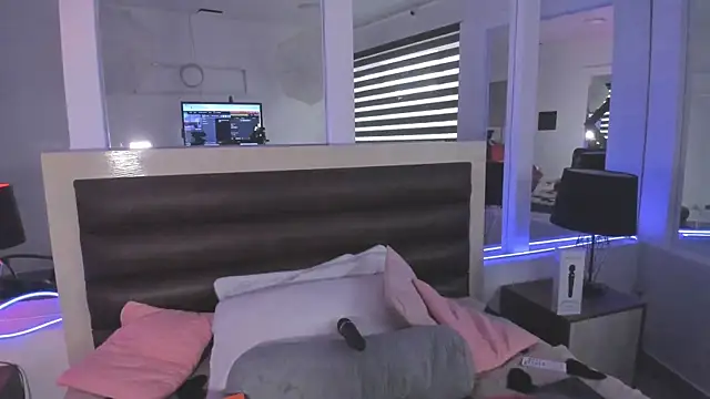 Snapshot of LaurenSpitz chatting on 12-02-25, 11:37 LaurenSpitz online show from 12-02-25, 11:37