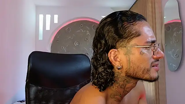 Snapshot of Alanrodgers chatting on 11-12-25, 01:11 Alanrodgers online show from 11-12-25, 01:11