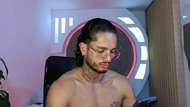 Snapshot of Alanrodgers chatting on 11-21-25, 10:14 Alanrodgers online show from 11-21-25, 10:14