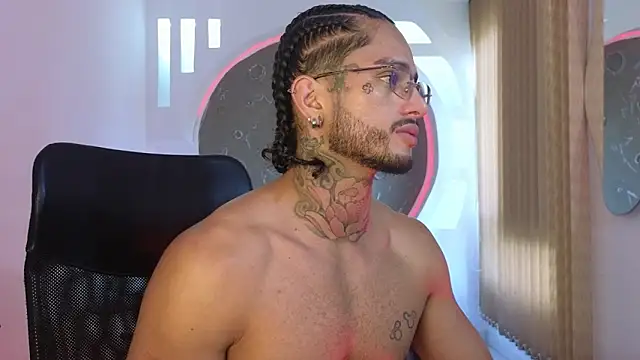 Snapshot of Alanrodgers chatting on 11-30-25, 02:21 Alanrodgers online show from 11-30-25, 02:21