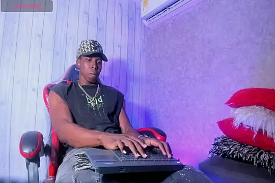 Snapshot of mike_aly chatting on 12-22-25, 06:16 mike aly online show from 12-22-25, 06:16