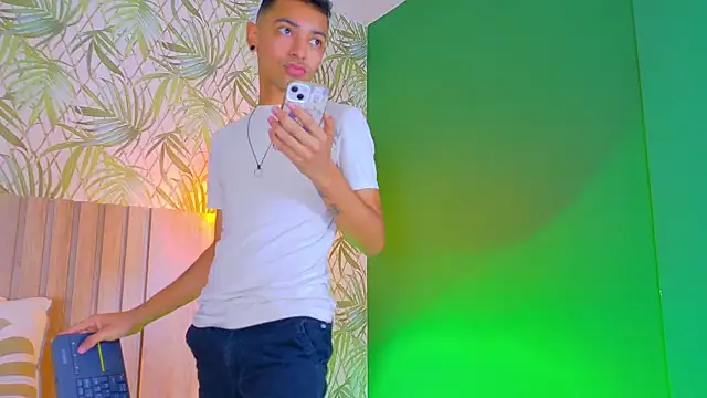 Snapshot of Imtavo chatting on 11-19-25, 12:38 Imtavo online show from 11-19-25, 12:38