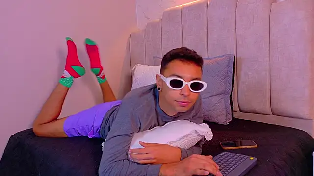 Snapshot of Imtavo chatting on 11-30-25, 03:49 Imtavo online show from 11-30-25, 03:49