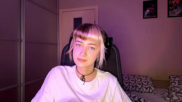 Snapshot of EmilySkyline chatting on 11-12-25, 05:19 EmilySkyline online show from 11-12-25, 05:19