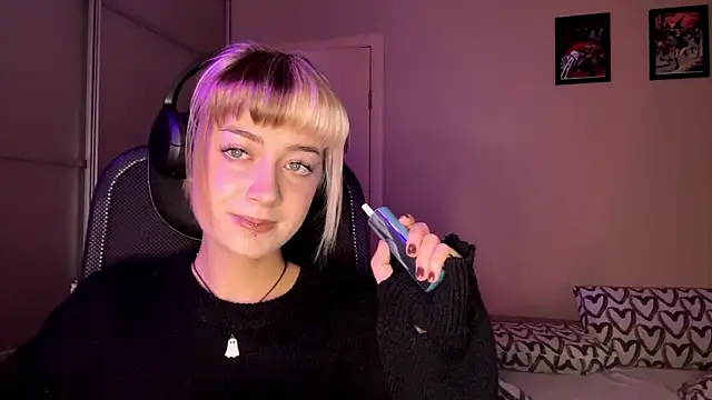 EmilySkyline online show from 11-13-25, 05:06