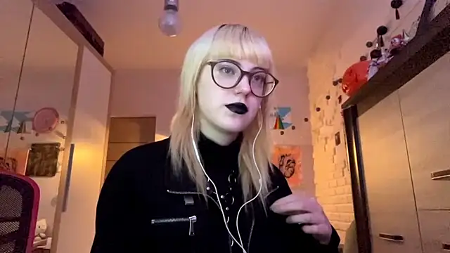 Snapshot of EffacedScan chatting on 11-17-25, 02:12 EffacedScan online show from 11-17-25, 02:12