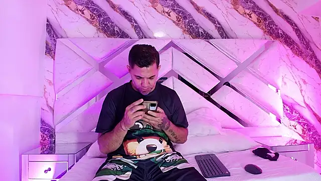 Snapshot of Alexander_Halls chatting on 03-05-26, 01:29 Alexander Halls online show from 03-05-26, 01:29