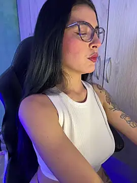 Snapshot of Cristal_Cerati_ chatting on 11-27-25, 04:20 Cristal Cerati online show from 11-27-25, 04:20