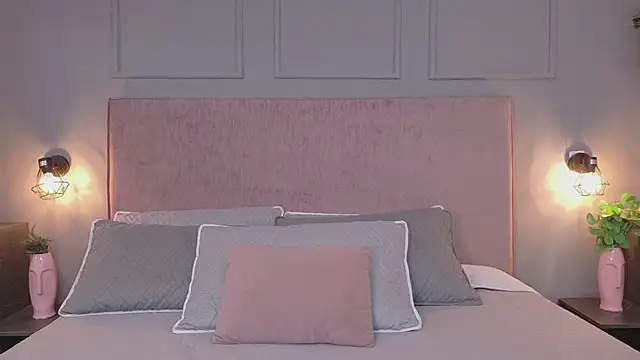 Snapshot of Sophie_Honey18 chatting on 11-22-25, 01:43 Sophie Honey18 online show from 11-22-25, 01:43