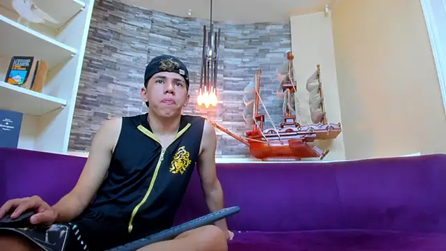 Snapshot of Boys_Pranks chatting on 11-21-25, 08:18 Boys Pranks online show from 11-21-25, 08:18