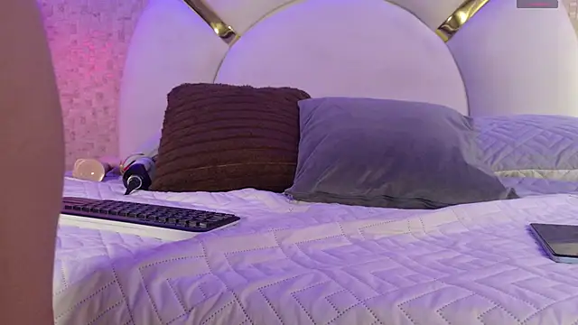 Caroline palmerr online show from 11-16-25, 03:12