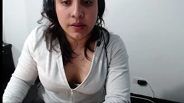 Snapshot of Little-rouse chatting on 02-12-26, 03:45 Little-rouse online show from 02-12-26, 03:45