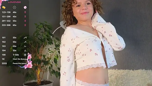 Snapshot of my_monique chatting on 11-30-25, 07:23 my monique online show from 11-30-25, 07:23