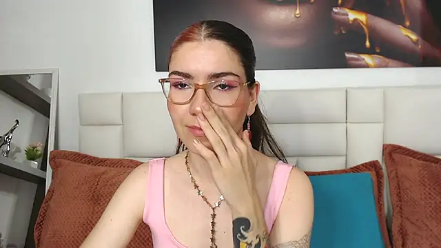 Snapshot of AriLumi chatting on 11-25-25, 07:47 AriLumi online show from 11-25-25, 07:47