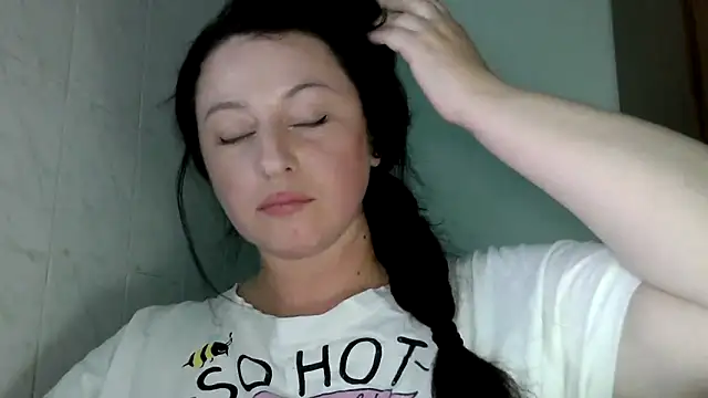 Snapshot of MelinaAx chatting on 05-18-26, 06:58 MelinaAx online show from 05-18-26, 06:58
