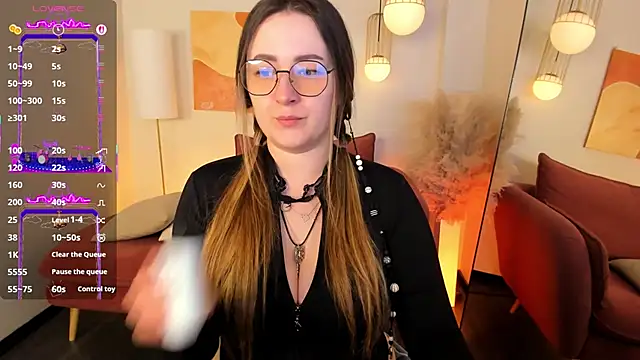 Snapshot of EmmaBloomm chatting on 12-18-25, 09:10 EmmaBloomm online show from 12-18-25, 09:10