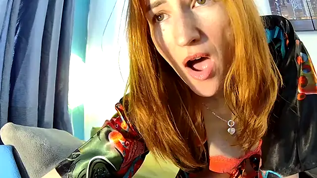 Snapshot of Leila_cam18 chatting on 12-19-25, 01:40 Leila cam18 online show from 12-19-25, 01:40