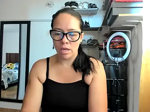 Snapshot of caroline_47 chatting on 02-11-26, 01:05 caroline 47 online show from 02-11-26, 01:05