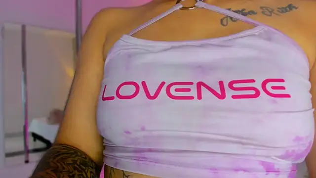 Snapshot of SnakeMuse chatting on 11-27-25, 03:41 SnakeMuse online show from 11-27-25, 03:41