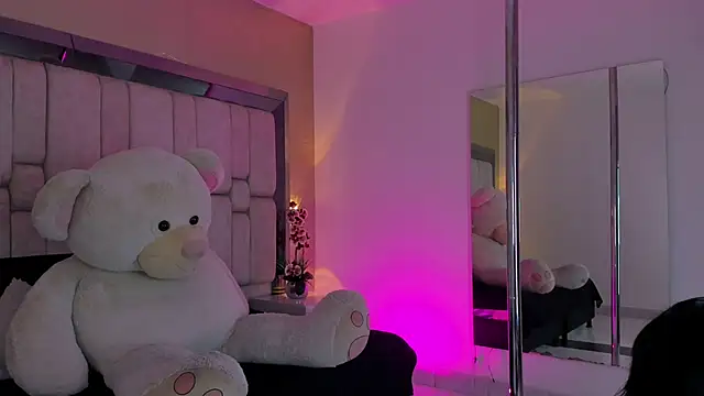 Snapshot of SnakeMuse chatting on 11-29-25, 04:26 SnakeMuse online show from 11-29-25, 04:26